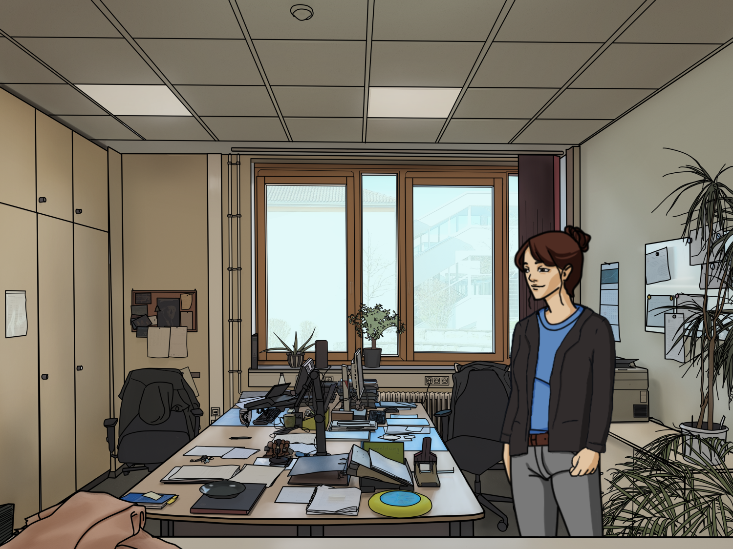 Pe, eine junge Frau, in ihrem Büro. Es gibt zwei Arbeitsplätze und ein großes Fenster. Es ist gemütlich mit persönlichen Sachen wie Pflanzen und Bildern und auch ein wenig chaotisch, mit vielen Zetteln und Ordnern.