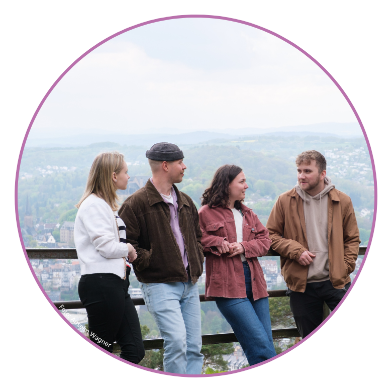 Studierende im Vordergrund, Marburg im Hintergrund